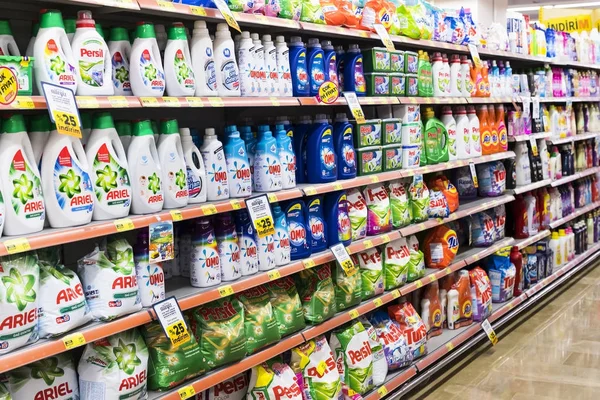 Intérieur des poteaux et réfrigérateurs avec produits du supermarché Migros à Manavgat, Turquie — Photo