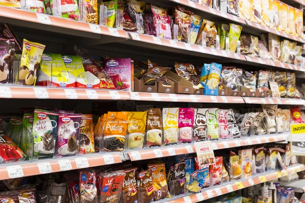 Manavgat, Türkiye'deki Migros süpermarket ürünleri ile iç iç stiles ve buzdolapları 