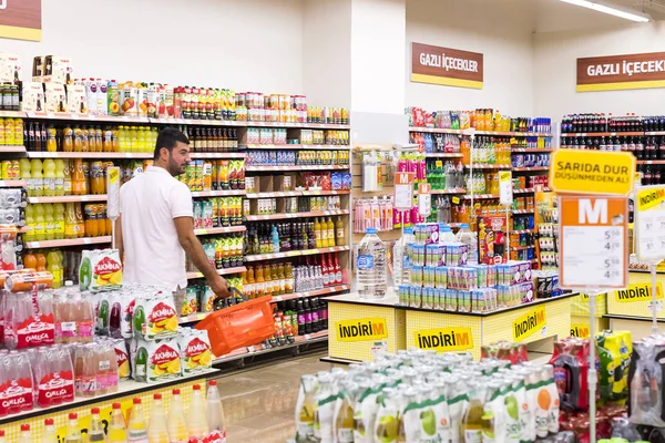 Intérieur des poteaux et réfrigérateurs avec produits du supermarché Migros à Manavgat, Turquie — Photo