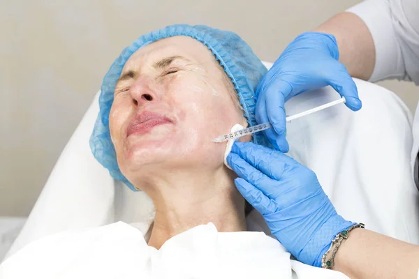 Eine erwachsene Frau unterzieht sich einer Schönheitschirurgie — Stockfoto