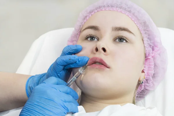 Dívka podléhá postupu kosmetické chirurgie pro zvýšení rty — Stock fotografie