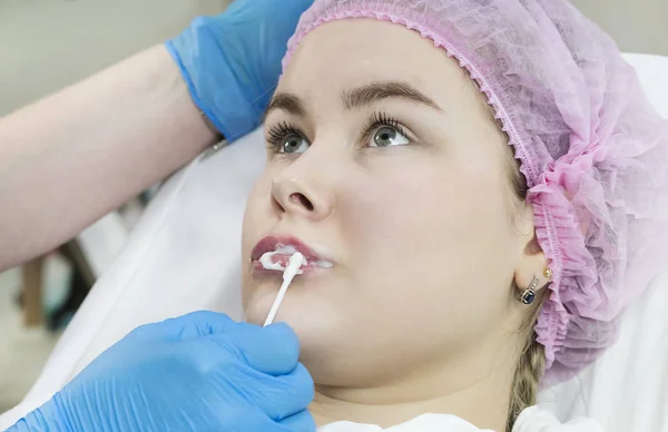 Kız dudak artırmak için kozmetik cerrahi prosedür geçer — Stok fotoğraf