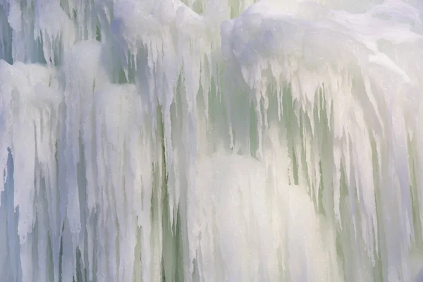Arka plan buz donmuş bir şelale — Stok fotoğraf