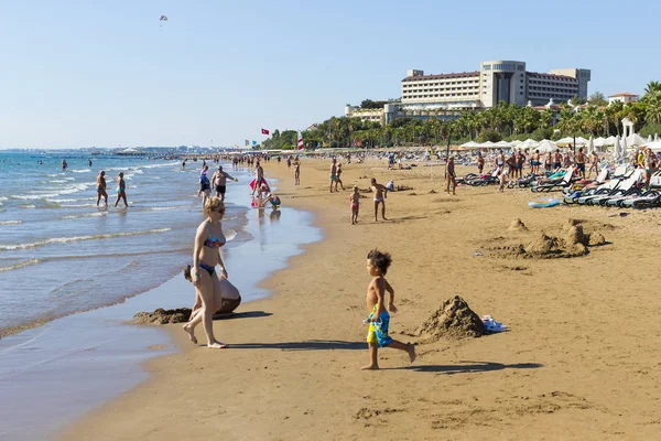 Costa del Lado en Turquía playas de hoteles con turistas en reposo — Foto de Stock
