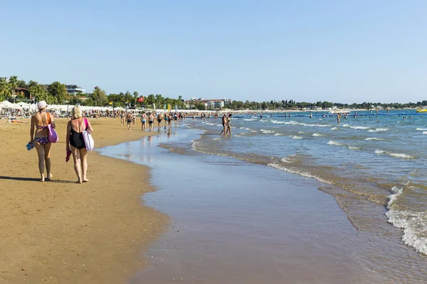 Costa del Lado en Turquía playas de hoteles con turistas en reposo — Foto de Stock