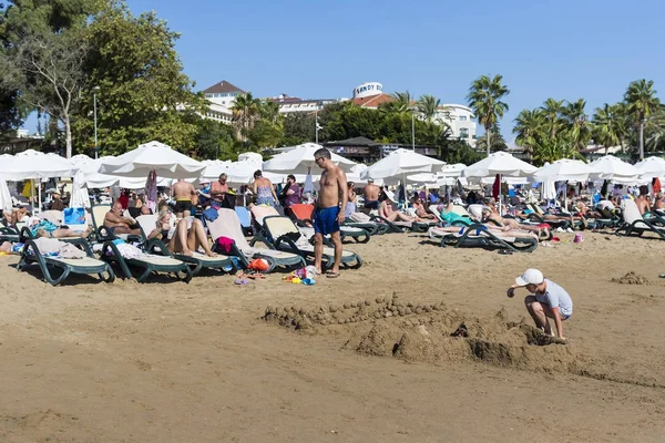 Costa del Lado en Turquía playas de hoteles con turistas en reposo — Foto de Stock