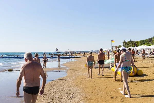 Costa del Lado en Turquía playas de hoteles con turistas en reposo — Foto de Stock