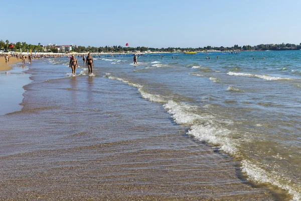 観光客の休憩のあるホテルのトルコのビーチ側の海岸 — ストック写真