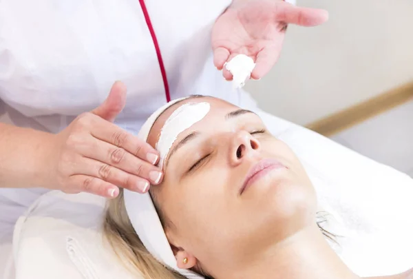 Process cosmetic mask of massage and facials — Stock Photo, Image