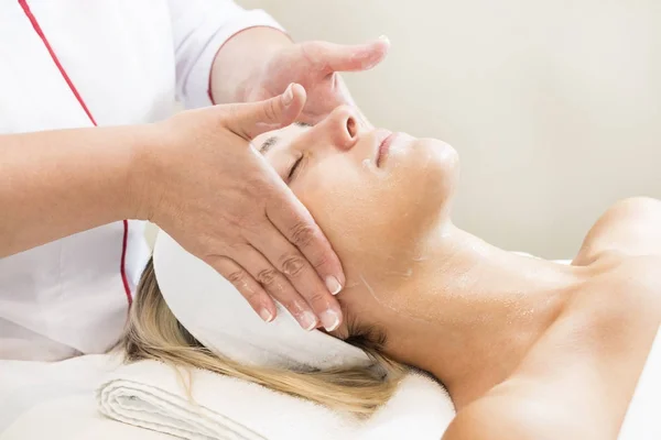 Proceso mascarilla cosmética de masajes y tratamientos faciales — Foto de Stock