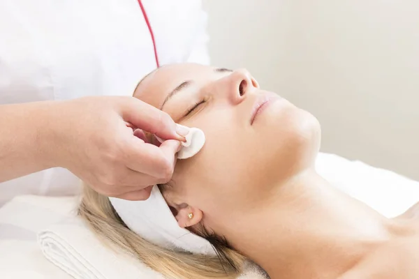 De cosmetische masker proces van massages en gezichtsbehandelingen — Stockfoto