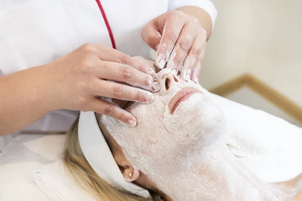 Máscara cosmética de processo de massagem e tratamentos faciais — Fotografia de Stock