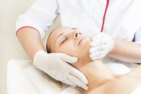 Maschera cosmetica di processo di massaggio e trattamenti per il viso — Foto Stock