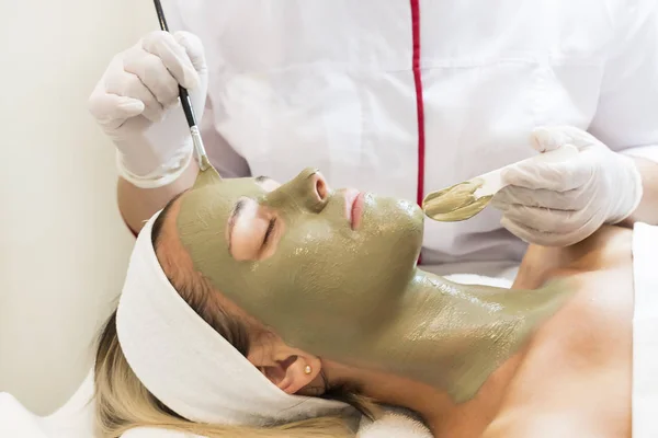 Proceso mascarilla cosmética de masajes y tratamientos faciales —  Fotos de Stock