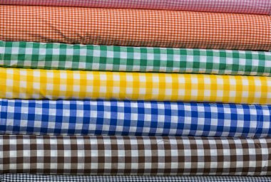 Yığın halinde renkli kumaş eşarplar