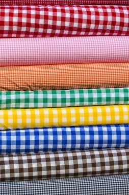 Yığın halinde renkli kumaş eşarplar