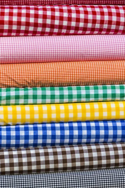 Yığın halinde renkli kumaş eşarplar