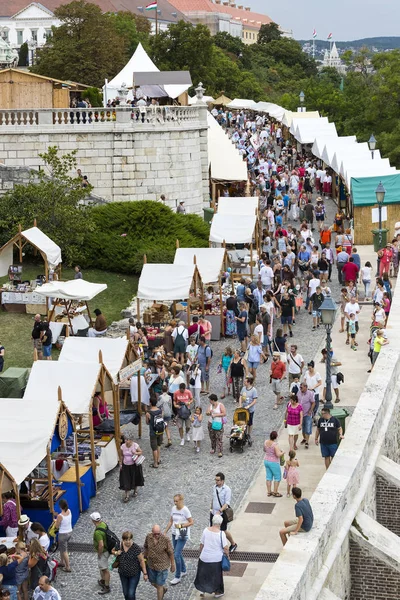 Geleneksel halk Saint Istvn ve halk ustaları ile Macaristan ekmek ilk adil. Budapeşte. Macaristan 