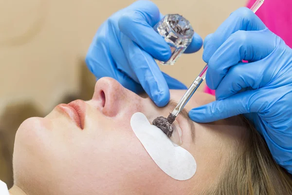 Kadın kirpik uzantıları için yordam