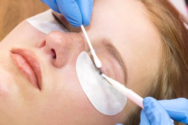 Kadın kirpik uzantıları için yordam