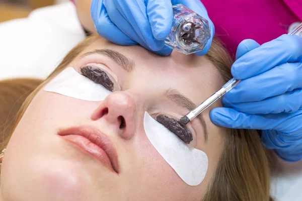 Woman on the procedure for eyelash extensions — Stock Photo, Image