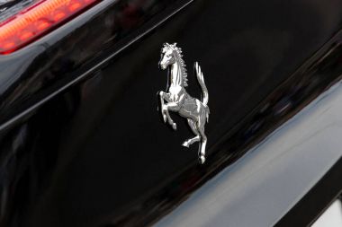 Ferrari araba çekim yakın şehrin sokaklarında arması