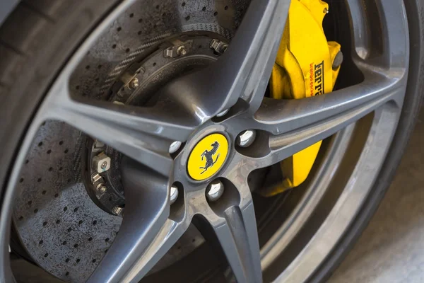 Ferrari araba çekim yakın şehrin sokaklarında arması