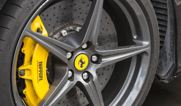 Ferrari araba çekim yakın şehrin sokaklarında arması