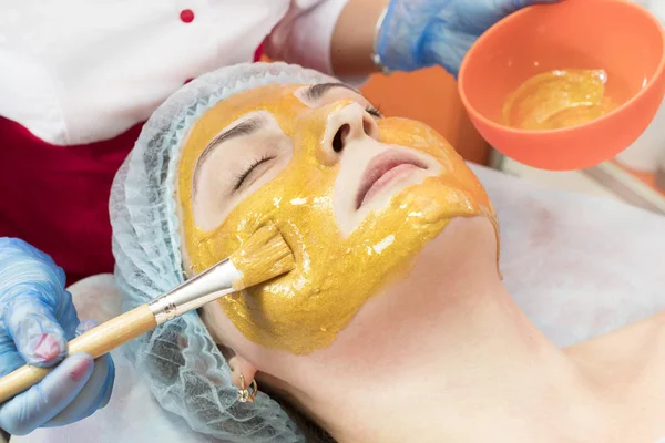 Massage en gezichts peeling op het salon — Stockfoto