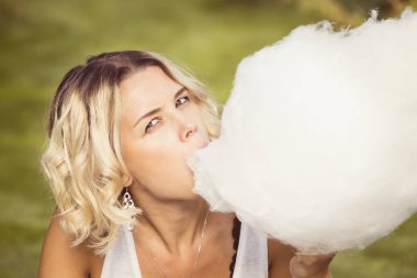 Tatlı pamuk şeker kız