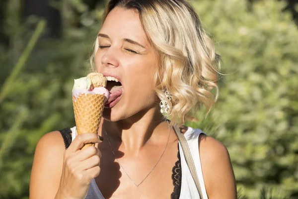 吃冰淇淋的女孩 — 图库照片