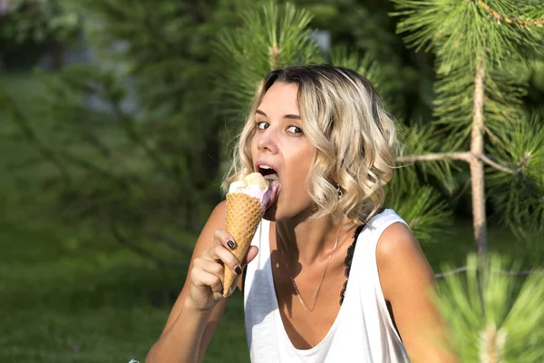 Chica comiendo helado — Foto de Stock