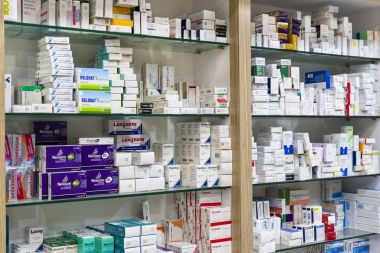 İlaçlar ve ilaç tablet ve Gıda katkı maddeleri ile eczane dolapları 