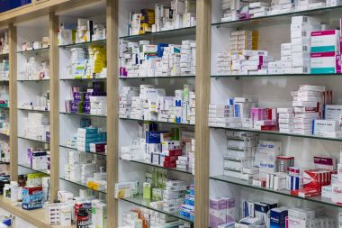 İlaçlar ve ilaç tablet ve Gıda katkı maddeleri ile eczane dolapları 