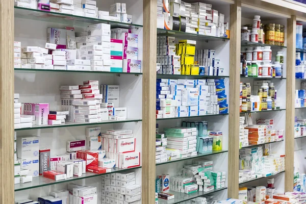 İlaçlar ve ilaç tablet ve Gıda katkı maddeleri ile eczane dolapları 