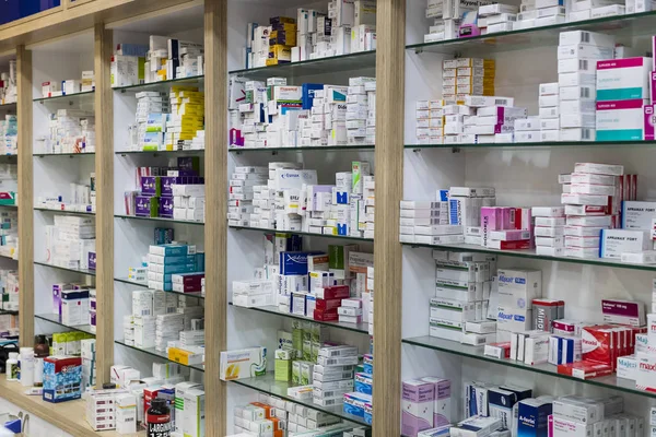 Аптека шафи з таблеток ліки та лікарські засоби і харчових добавок — стокове фото