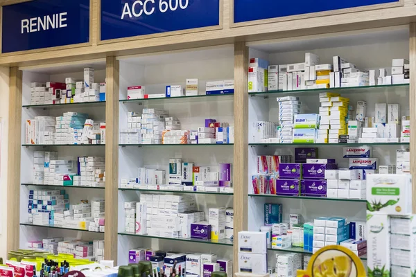 Apteka szafy z tabletek leków i leków i dodatków do żywności — Zdjęcie stockowe