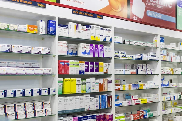 İlaçlar ve ilaç tablet ve Gıda katkı maddeleri ile eczane dolapları 