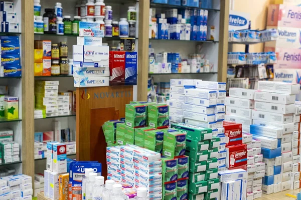 Аптека шафи з таблеток ліки та лікарські засоби і харчових добавок — стокове фото