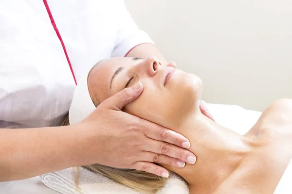 Masaje y exfoliaciones faciales en el salón — Foto de Stock