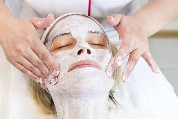 Masaje y exfoliaciones faciales en el salón —  Fotos de Stock