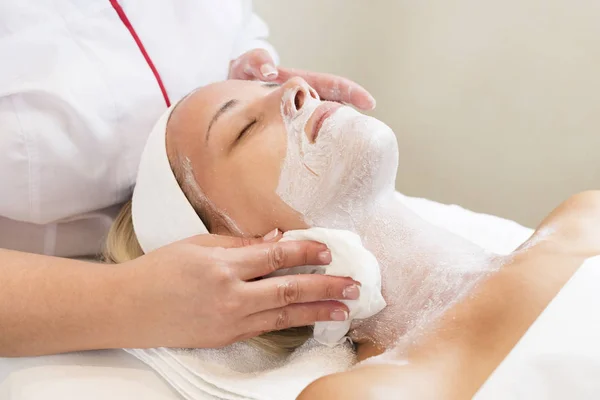 Masaje y exfoliaciones faciales en el salón —  Fotos de Stock