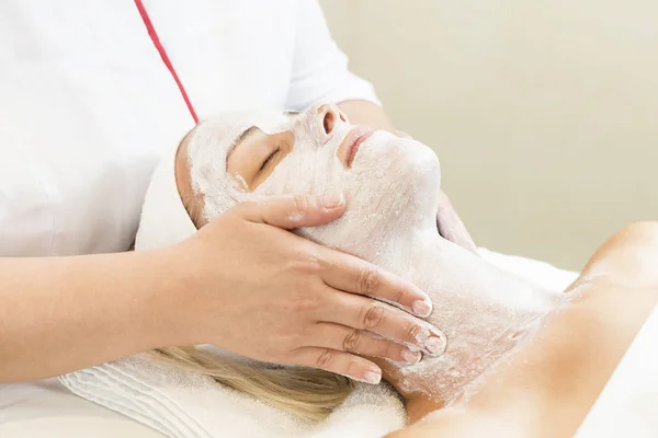 Masaje y exfoliaciones faciales en el salón —  Fotos de Stock