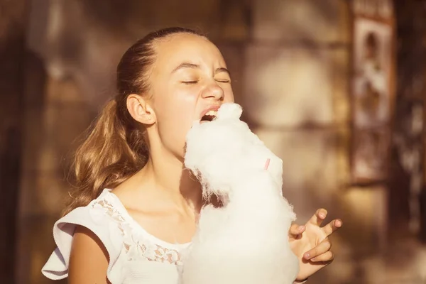 Chica comiendo algodón de azúcar — Foto de Stock