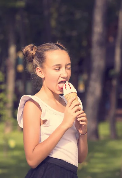 Ragazza mangiare gelato — Foto Stock