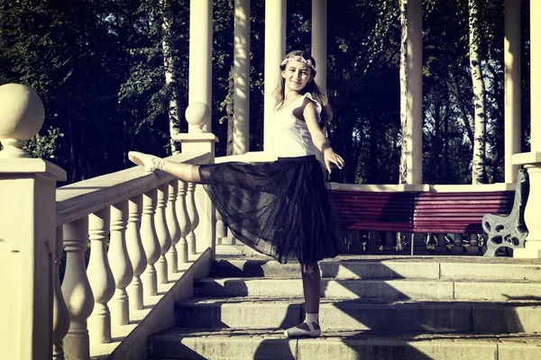Девушка занимается балетом — стоковое фото