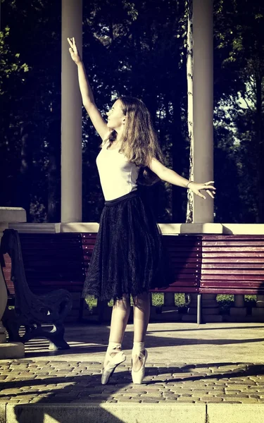 Mädchen ist in einem Ballett engagiert — Stockfoto