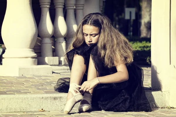 Menina está envolvida em um balé — Fotografia de Stock