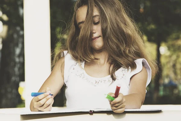 Menina desenha no álbum — Fotografia de Stock