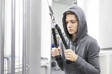 Genç güç fitness içinde devreye girer
